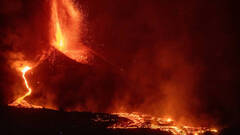 El volcán se rompe y escupe mucha más lava líquida, rápida y a mayor temperatura