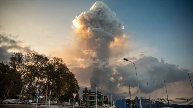 El volcán de ‘Cumbre Vieja’ emite una gran columna de ceniza, al amanecer, a 24 de septiembre de 2021, en El Paso, La Palma,