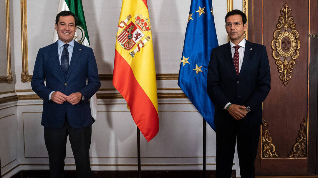 El presidente de la Junta de Andalucía, Juanma Moreno, junto al alcalde de Granada, Francisco Cuenca.