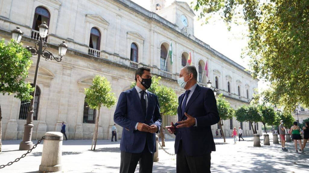 El presidente del PP-A, Juanma Moreno, con el alcalde de Tomares y futuro candidato a la alcaldía de Sevilla, José Luis Sanz, frente al Ayuntamiento de la capital.