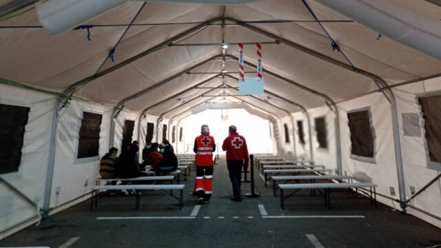 Los efectivos de Cruz Roja atienden a los inmigrantes a su llegada al puerto de Alicante