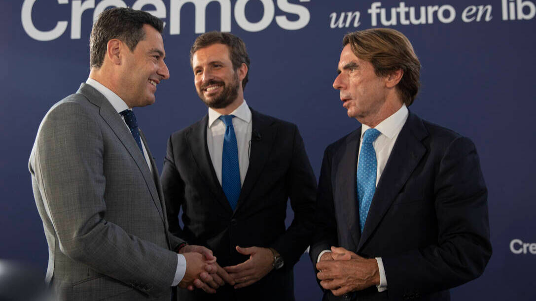Juanma Moreno, presidente PP-A; pablo Casado, presidente PP nacional, y el expresidente del Gobierno, José María Aznar, en la convención celebrada hoy en Sevilla.