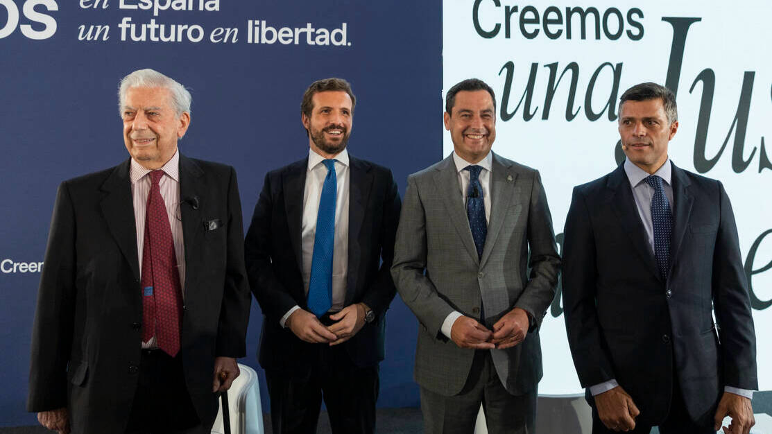 El escritor Mario Vargas Llosa, el presidente del PP, Pablo Casado; el presidente del PP-A, Juanma Moreno; y el líder opositor Leopoldo López.