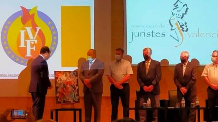 Entrega del premio por parte de José Ramón Chirivella a los síndicos de las acequias del Tribunal de las Aguas