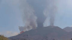 Dramático momento para tres científicos durante una explosión en el volcán