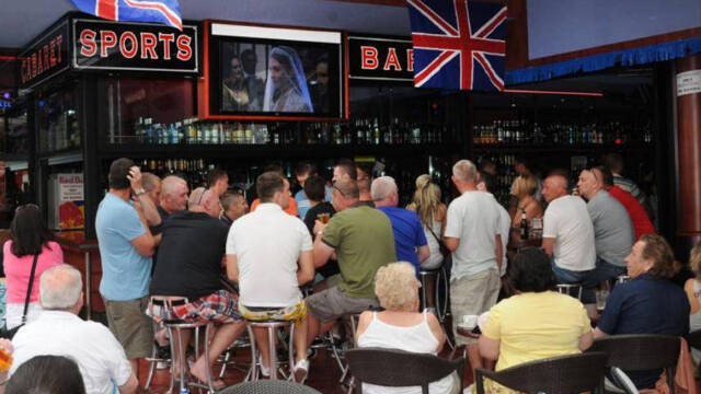 Turistas ingleses en un bar antes de la pandemia / Foto de archivo / Jot Down