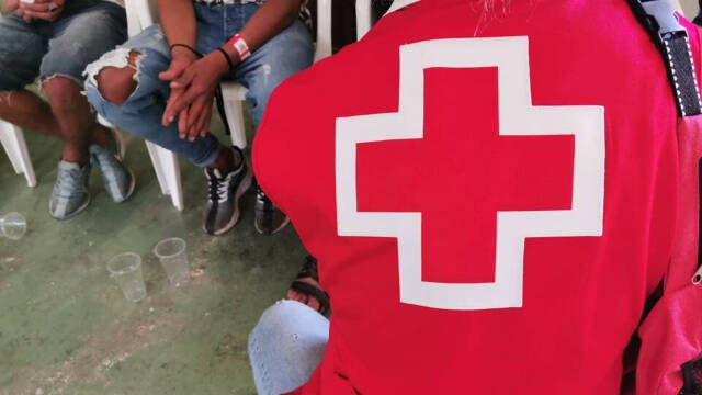 Los nueve inmigrnates han sido atendidos por los efectivos de Cruz Roja