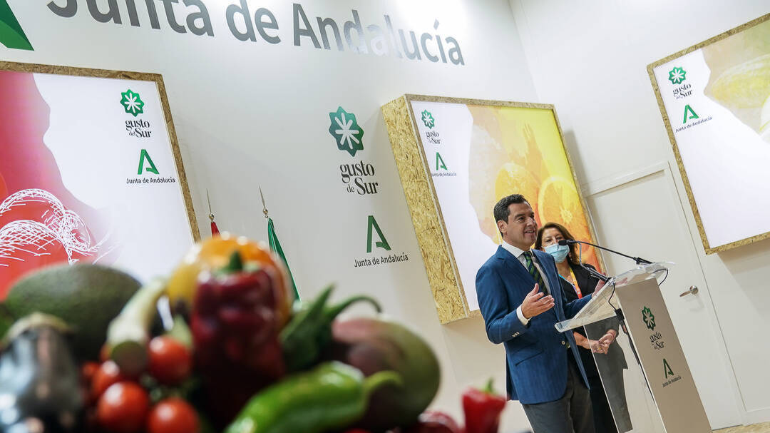 El presidente de la Junta de Andalucía, Juanma Moreno, en su visita a la Feria Internacional Fruit Attraction de Madrid.