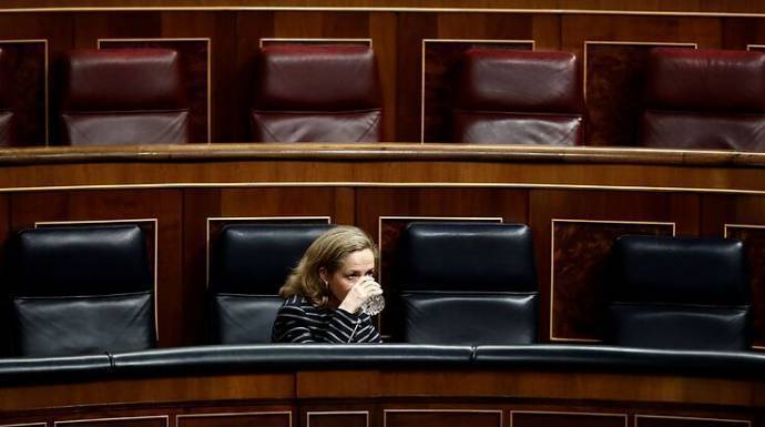 Calviño sola en el Congreso, "abandonada" por ministros y diputados del PSOE