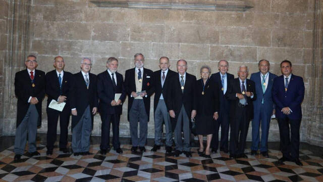 Claudio Chaqués, en el centro, con otros académicos de la RACV