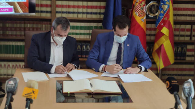 El alcalde de Aspe, Antonio Puerto (IU) y el alcalde de Elda, Rubén Alfaro (PSOE) durante la firma del acuerdo recíproco de bolsa de trabajo
