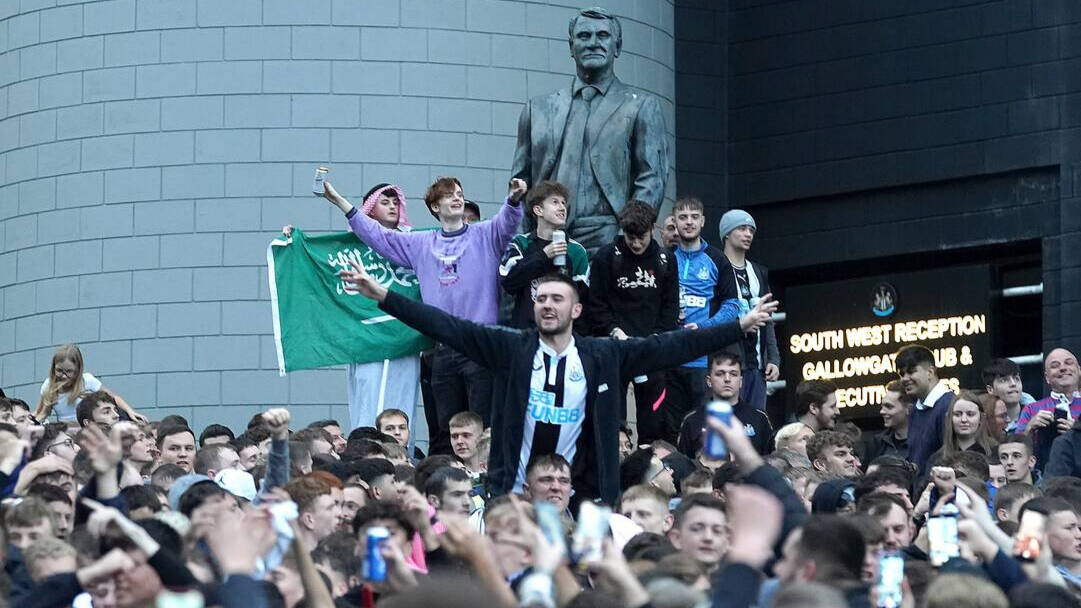 Aficionados del Newcastle celebran la venta del club