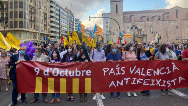 Rosa Pérez, consellera de Transparencia, encabeza la marcha catalanista rodeada de esteladas