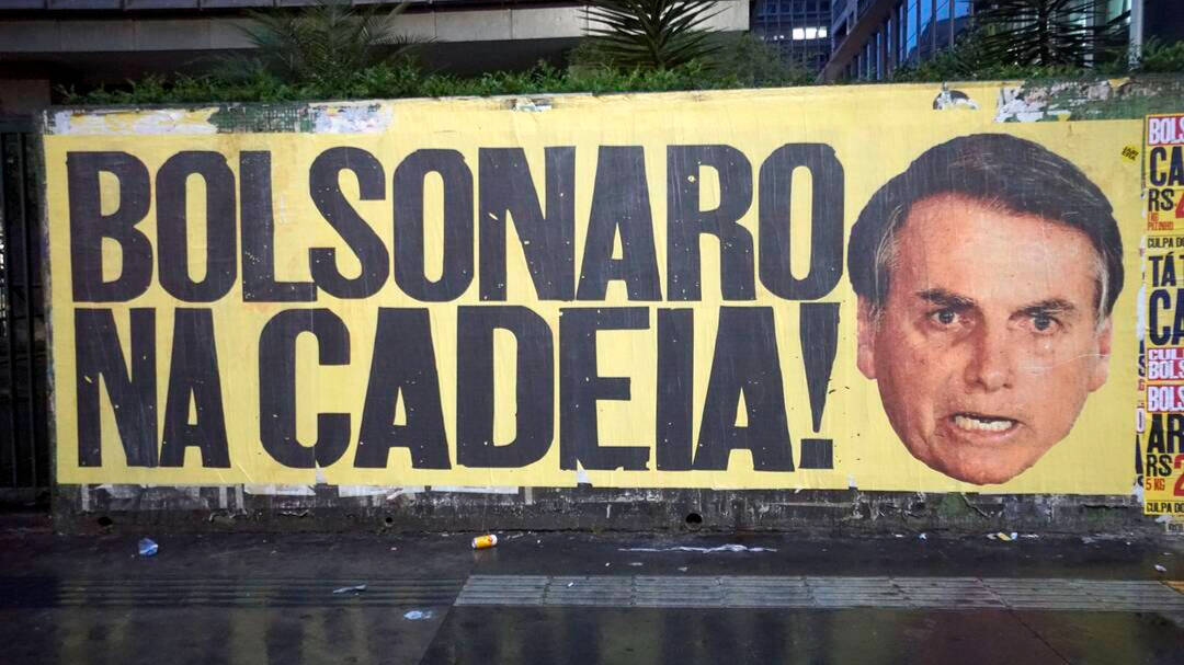 Carteles de protesta contra Bolsonaro en Brasil. 