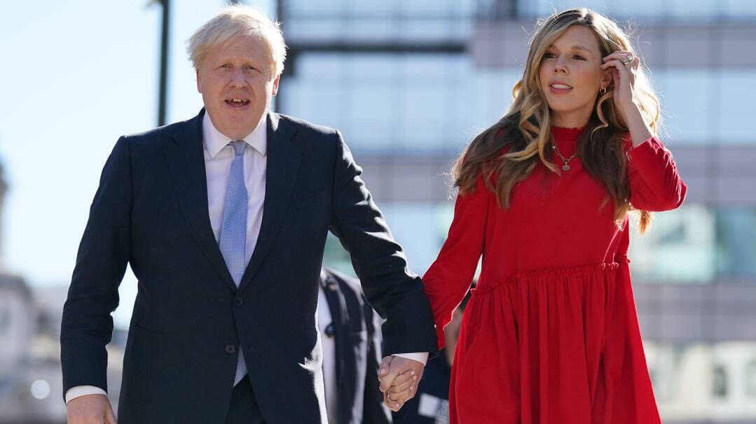 El primer ministro inglés, Boris Johnson, junto a su esposa Carrie.