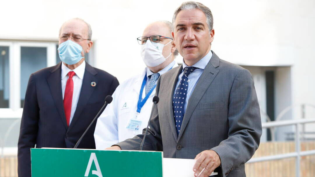 El portavoz de la Junta de Andalucía y consejero de Presidencia, Elías Bendodo, durante la inauguración de un nuevo quirófano en el Hospital Regional de Málaga.