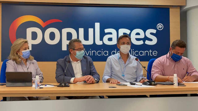 El presidente provincial del PP, Toni Pérez, se ha reunido con los diputados nacionales César Sánchez, Macarena Montesinos y Agustín Almodóbar