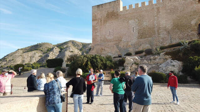 Los cruceristas han visitado el castillo de Petrer, uno de los iconos turísticos del municipio