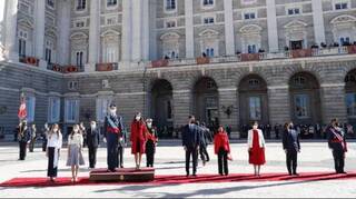 Los socios del Gobierno vuelven a plantar al Rey y a las instituciones en el día grande de España