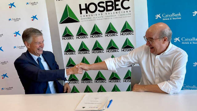 El presidente de Hosbec, Antonio Mayor, y el director territorial de CaixaBank en la Comunitat Valenciana, Xicu Costa