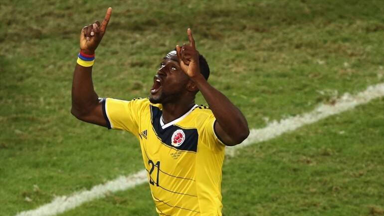 Jackson Martínez celebra un gol con Colombia