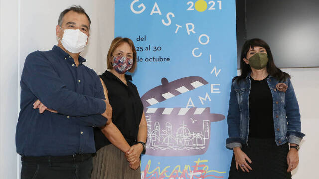 Maria José San Román acompañada por Vicente Seva, director del festival, y Julia Parra,diputada de Cultura