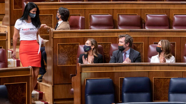 La portavoz adjunta de Vox en la Comisión de Igualdad del Congreso, Carla Toscano, con una camiseta de "Not me too" en una sesión plenaria en el Congreso de los Diputados