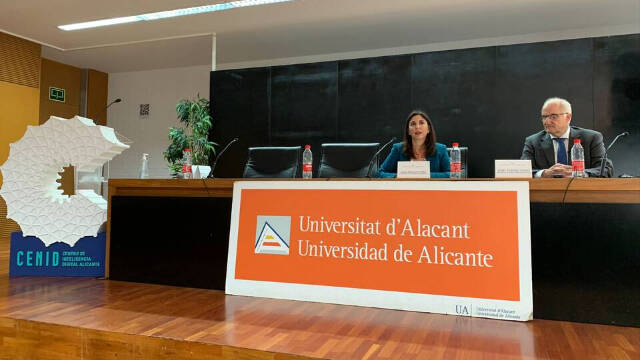 Borja Adsuara, experto en derecho, estrategia y comunicación digital y Carmen Juanatey, catedrática de Derecho Internacional Público y Derecho Penal de la UA