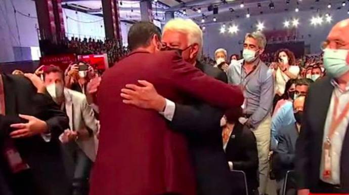Momento del abrazo entre Sánchez y Felipe.