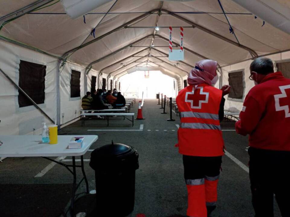 Los efectivos de Cruz Roja han atendido a los inmigrantes en el Puerto de Alicante
