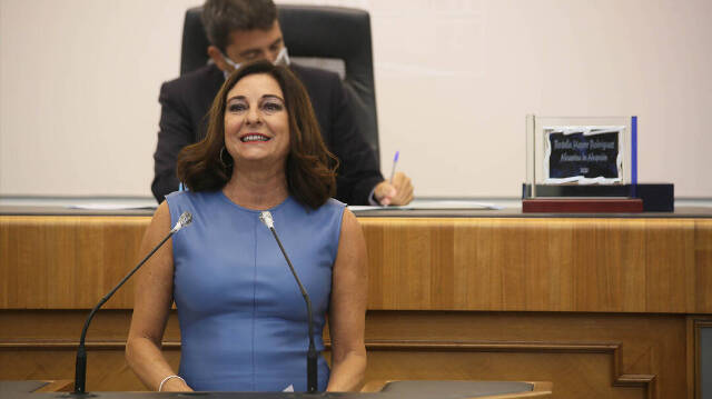 Rosalía Mayor ha recibido el reconocimiento en el salón de plenos de la Diputación de Alicante
