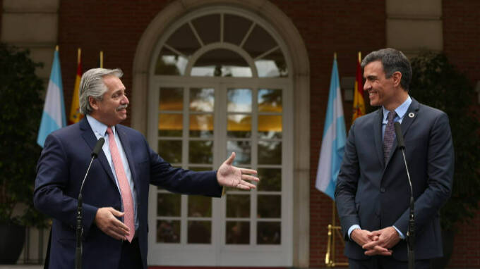 El presidente de la República Argentina, Alberto Fernández y el presidente del Gobierno, Pedro Sánchez intervienen en el Complejo de la Moncloa.