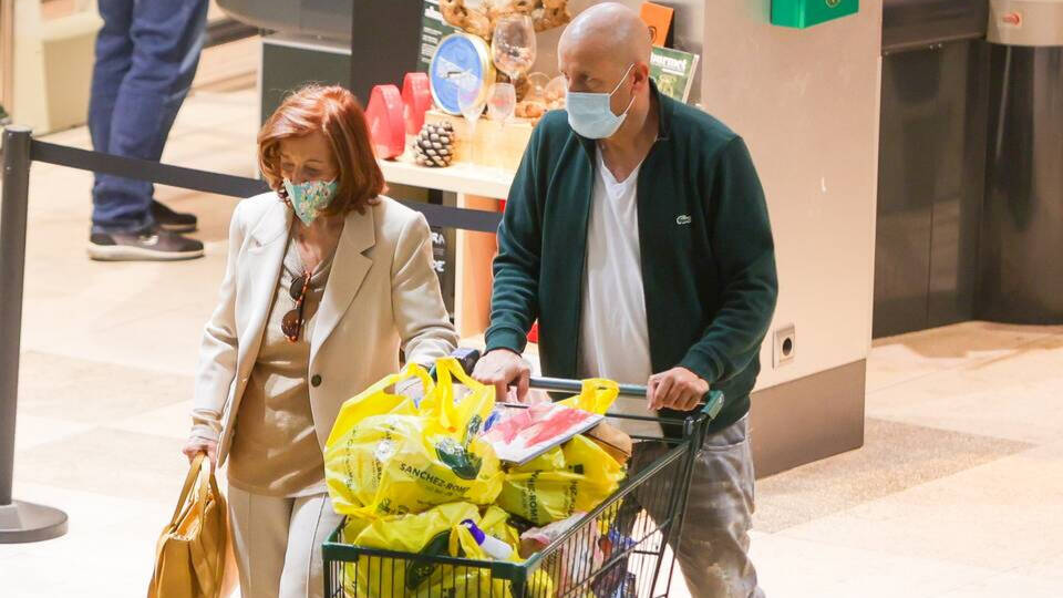Teresa Campos haciendo la compra junto a su inseparable Gustavo.