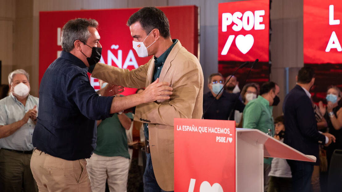 Pedro Sánchez y Juan Espadas, en un acto del PSOE en Sevilla.