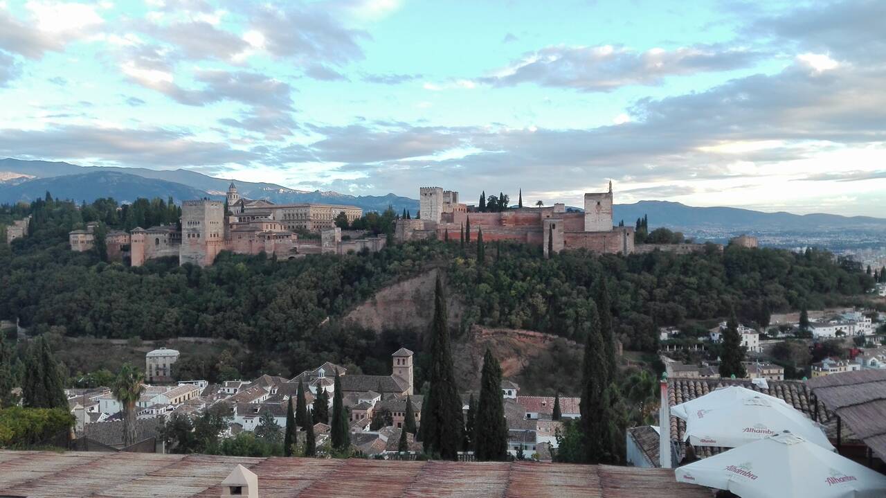 Vista de la Alhambra y Sierra Nevada (Granada).