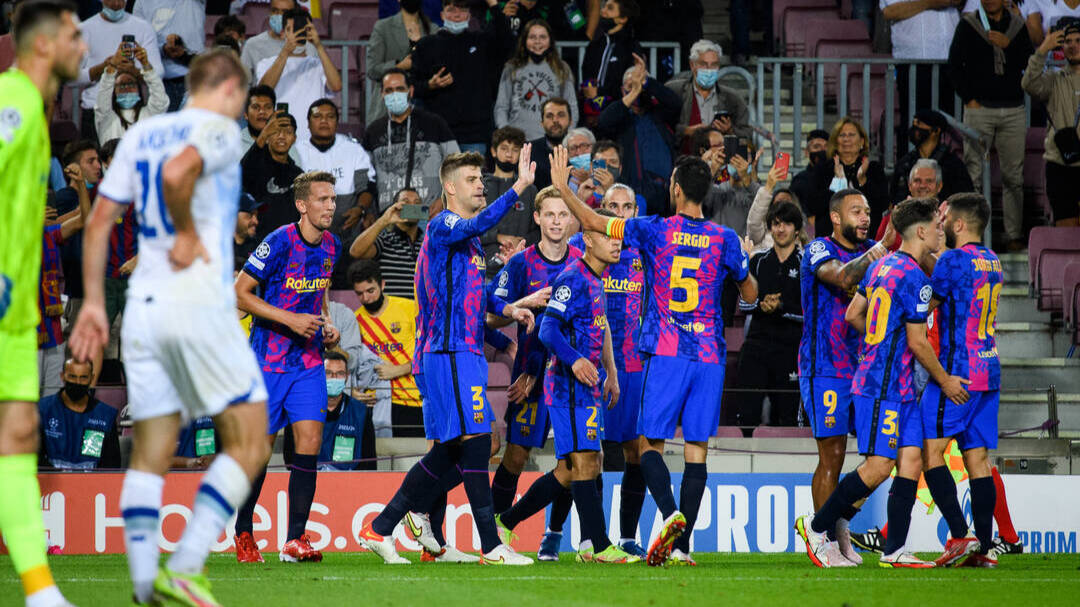 Los jugadores del Barça celebran el gol de Piqué