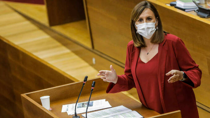 La portavoz del PP en Les Corts, Maria José Catalá, interviene durante un pleno de las Cortes valencianas