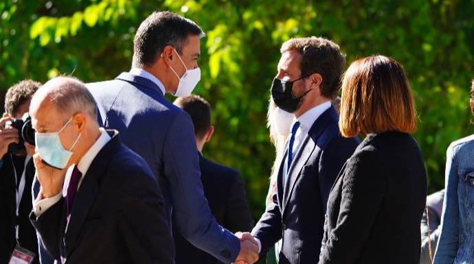 Sánchez y Casado, la última vez que se saludaron en el homenaje a Merkel.
