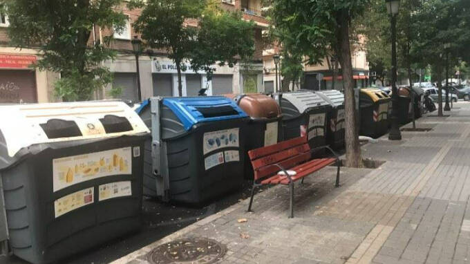 Diez contenedores de basura seguidos en una misma calle