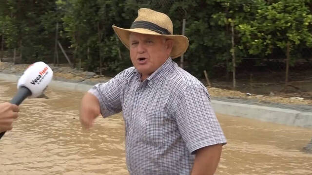 Este agricultor protesta porque la constucción de una baldosa ha inundado sus limoneros