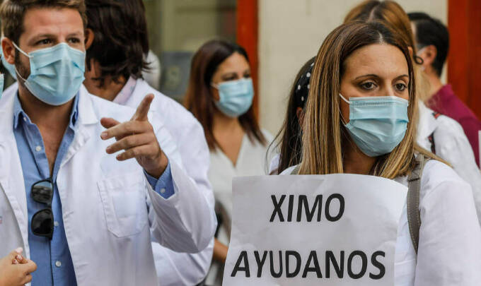 rabajadores del Hospital de Torrevieja (Alicante) y Médicos Internos Residentes (MIR) protestan en las inmediaciones de Les Corts Valencianes