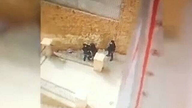 Fotograma del vídeo donde se ve cómo el policía le propina una bofetada al indigente