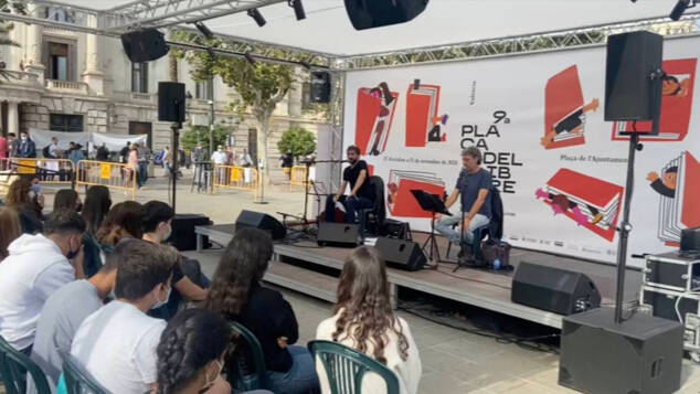 Francesc Anyó, dando su recital sobre "crecer la verga" en la Plaça del Llibre de Valencia