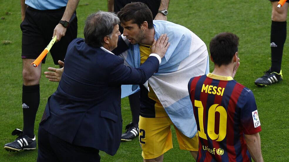 El 'Tata' Martino y Messi, durante la celebración colchonera