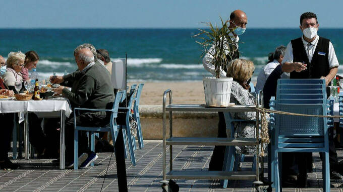 Terraza de un restaurante en la playa de La Malvarrosa