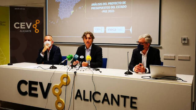 Rafael Ballester, presidente de INECA, junto a Perfecto Palacio (CEV) y Francisco Llopis, autor del informe