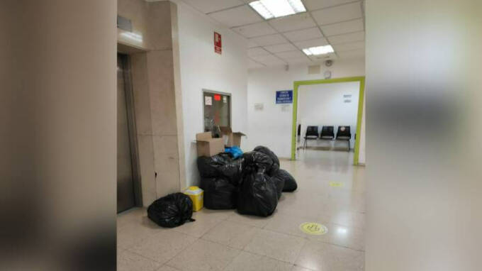 Bolsas de basura en el Hospital Doctor Peset de Valencia