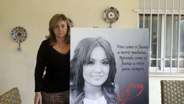La madre de Marta Calvo junto a un retrato de su hija desaparecida