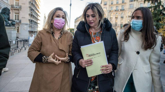 La madre de Marta Calvo (centro) acompañada de las diputadas del PP Macarena Montesinos y Belén Hoyo