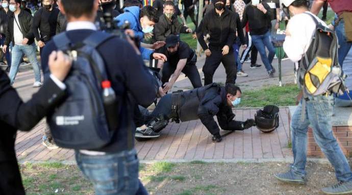 Un policía agredido brutalmente por ultraizquierdistas que reventaron un mitin de Vox en Vallecas.
